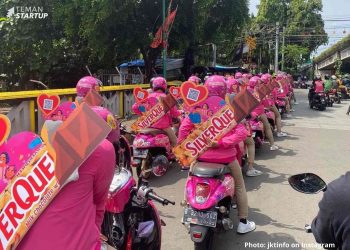 Kompak Serba Pink, Rombongan Bikers Silverqueen Bagi-Bagi Coklat Gratis!