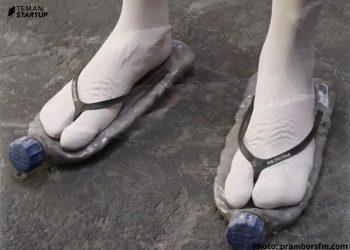 Balenciaga Bikin Sandal Jepit Dari Botol Plastik dan Berbentuk Botol Plastik!