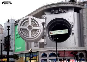 Billboard Activation Whatsapp yang Bikin Pedestrian Terpana